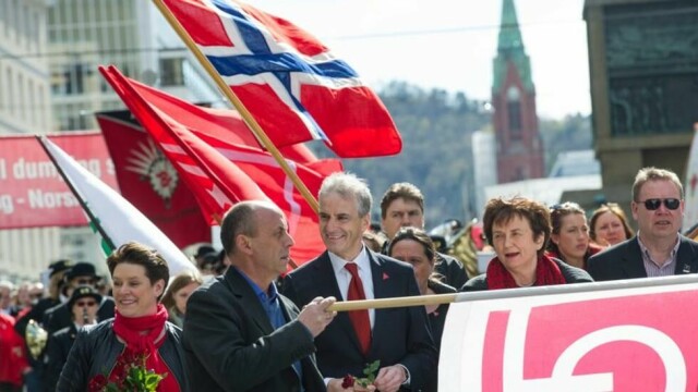 Avdelingsleder i Fellesforbundet Djevat Hisenaj (til venstre for Støre) mener det er vanskelig å ha tillit til leder Jørn Eggum.