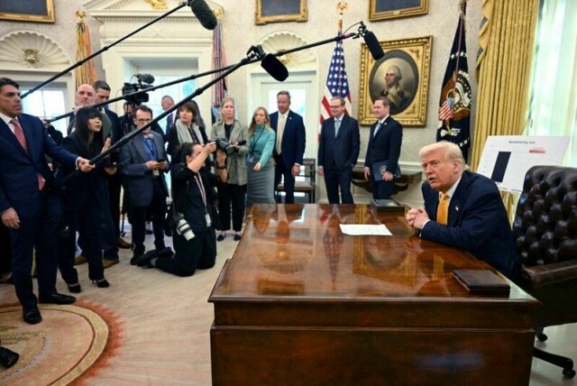 President Donald Trump truer og saksøker medier som ikke gir ham velvillig omtale og nekter nå Associated Press adgang til Det ovale kontoret. Det fordi nyhetsbyrået nekter å rette seg etter hans pålegg om å omdøpe Mexicogolfen til Amerikagolfen.