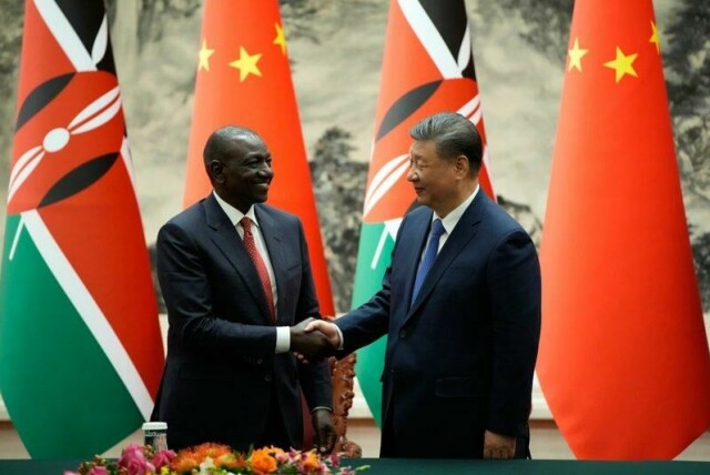 Kenyas president William Ruto (t.v.) og Kinas president Xi Jinping (t.h.) under møtet i Beijing torsdag. De to signerte 20 dokumenter om planer for styrket samarbeid.