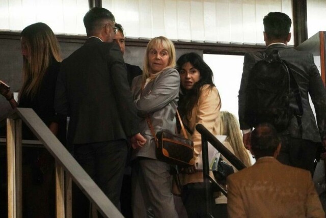 Gianinna Maradona (til høyre) og moren Claudia Villafane venter på å få slippe inn til rettssaken i San Isidro.