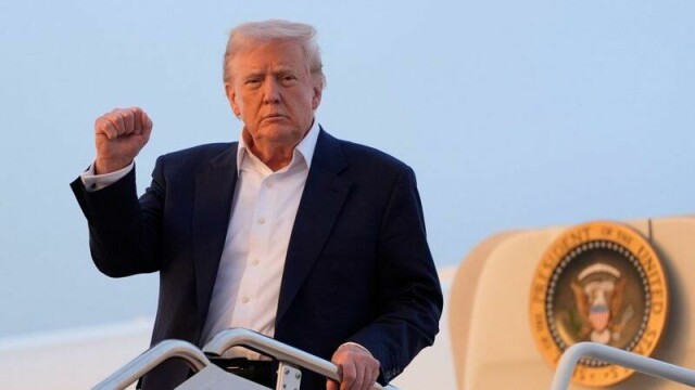 President Donald Trump avbildet idet han forlater Air Force One ved Andrews-basen i Maryland søndag.