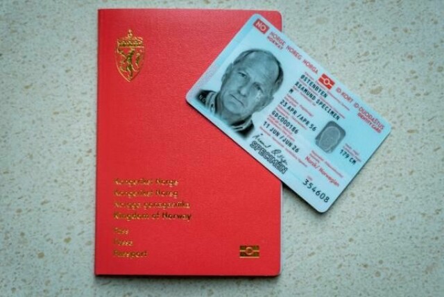 Godkjente reisedokumenter i utlandet er norsk nasjonalt pass og, i utvalgte land, nasjonalt ID-kort med reiserett.