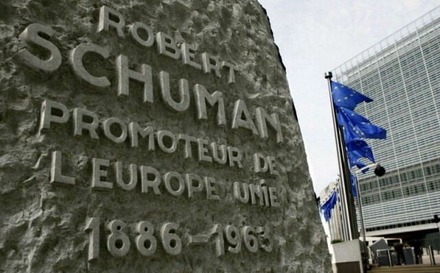 En bauta utenfor EU-kommisjonens hovedkvarter i Brussel hyller EUs grunnlegger Robert Schuman.