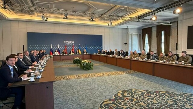 Delegasjonene til Russland og Ukraina på plass i Ciragan-palasset i Istanbul. Flere av de ukrainske representantene er kledd i militæruniformer.