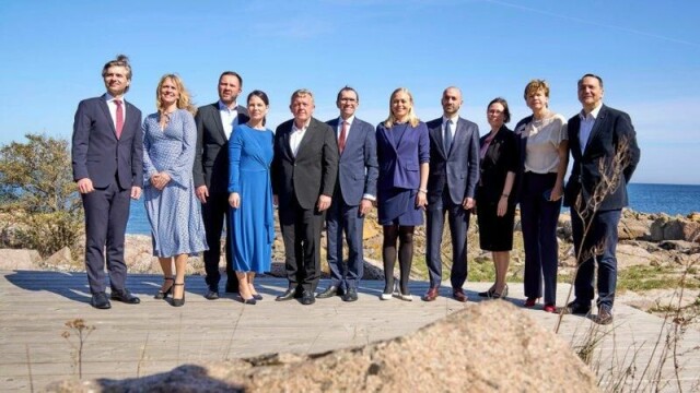 Utenriksminister Espen Barth Eide flankert av sine kolleger fra de nordiske og baltiske landene samt Frankrike, Polen og Tyskland på Bornholm tirsdag.