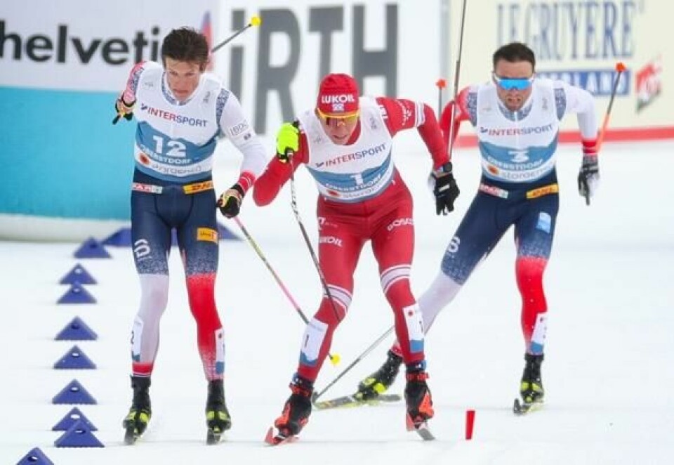 Russlands Aleksandr Bolsjunov (midten) knekker staven etter nærkontakt med Johannes Høsflot Klæbo i innspurten på 50 km langrenn menn under VM på ski i Oberstdorf i mars 2021. I bakgrunnen Emil Iversen som ble vinner av distansen, etter at Klæbo ble disket. Foto: Adam Ihse/TT / NTB Russlands Aleksandr Bolsjunov (midten) knekker staven etter nærkontakt med Johannes Høsflot Klæbo i innspurten på 50 km langrenn menn under VM på ski i Oberstdorf i mars 2021. I bakgrunnen Emil Iversen som ble vinner av distansen, etter at Klæbo ble disket. Foto: Adam Ihse/TT / NTB
