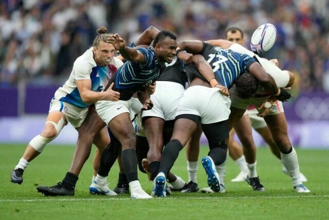Josaia Raisuqe døde i en bilulykke før trening torsdag. I fjor sommer tok han OL-sølv med Fiji i sjuerrugby. Bildet er fra finalekampen på Stade de France.