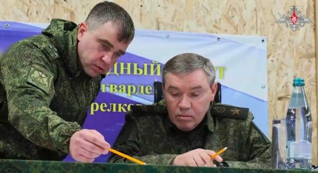 Den russiske generalstabssjefen, general Valerij Gerasimov (til høyre), er Putins høyre hånd i okkupasjonskrigen i Ukraina. (Det russiske forsvarsdepartementets pressetjeneste via AP)