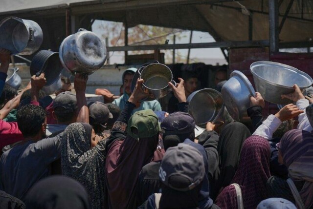 Palestinere i matkø for å få litt suppe i Khan Younis fredag.
