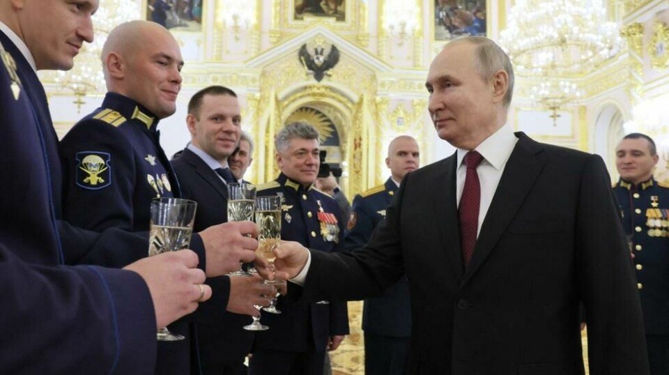 Vladimir Putin skåler for «Russlands helter». Bildet er tatt under torsdagens seremoni ved Kremls hovedkvarter torsdag.