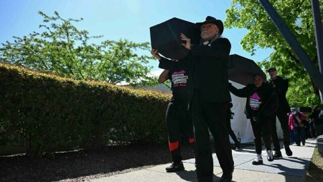 Demonstranter stabler papirkister i protest mot Trumps kutt i bistandsprogrammet Pepfar utenfor Utenriksdepartementet i Washington 17. april 2025.