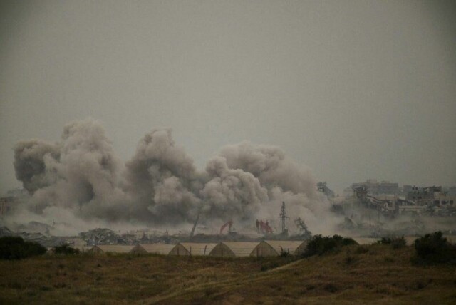 En røyksky stiger etter et israelsk bombeangrep på Gazastripen mandag 7. april. Det er ikke kjent om noen ble drept eller skadet i dette angrepet.