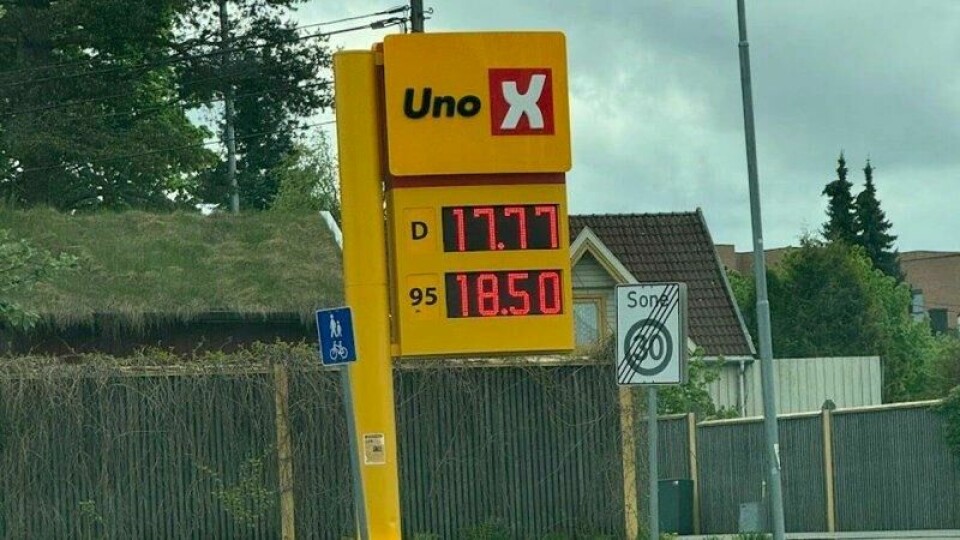 På Jessheim kunne man søndag fylle diesel for 17,77 kroner literen og 95 oktan bensin for 18,50 kroner. På Jessheim kunne man søndag fylle diesel for 17,77 kroner literen og 95 oktan bensin for 18,50 kroner. Foto: Broom