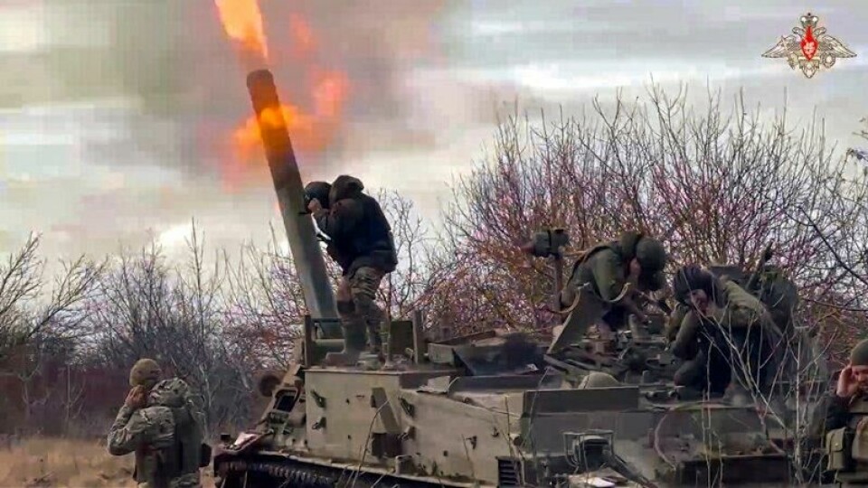 På dette bildet, hentet fra en video distribuert av det russiske forsvarsdepartementets pressetjeneste tirsdag 4. februar 2025, skyter russiske soldater med en selvgående bombekaster 2S4 «Tyulpan» mot ukrainsk posisjon på et ukjent sted. På dette bildet, hentet fra en video distribuert av det russiske forsvarsdepartementets pressetjeneste tirsdag 4. februar 2025, skyter russiske soldater med en selvgående bombekaster 2S4 «Tyulpan» mot ukrainsk posisjon på et ukjent sted. Foto: AP / NTB