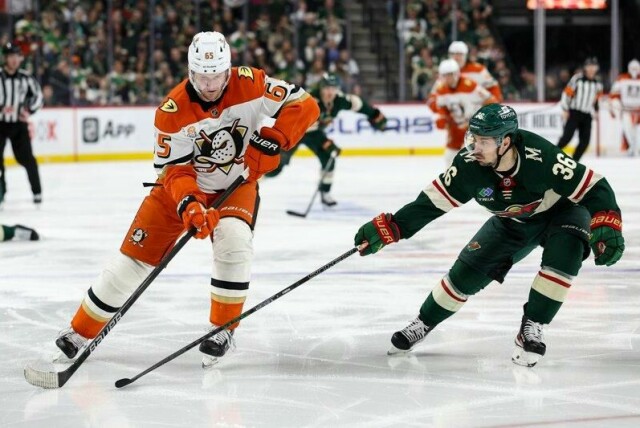 Anaheim Ducks-forsvarer Jacob Trouba med kontroll på pucken mens Minnesota Wilds Mats Zuccarello (36) følger tett på i andre periode.