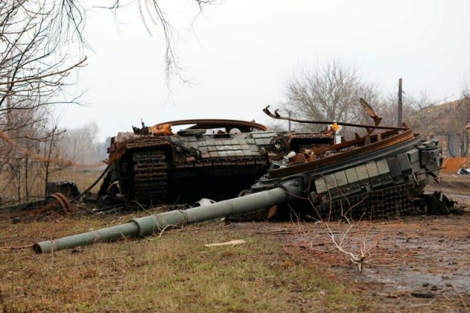 På dette bildet distribuert av det russiske forsvarsdepartementets pressetjeneste mandag 17. mars 2025, sees en ødelagt ukrainsk stridsvogn av typen T-64BV i Kursk-regionen i Russland etter at den ble overtatt av russiske tropper. (Det russiske forsvarsdepartementets pressetjeneste via AP) På dette bildet distribuert av det russiske forsvarsdepartementets pressetjeneste mandag 17. mars 2025, sees en ødelagt ukrainsk stridsvogn av typen T-64BV i Kursk-regionen i Russland etter at den ble overtatt av russiske tropper. (Det russiske forsvarsdepartementets pressetjeneste via AP) Foto: AP/NTB