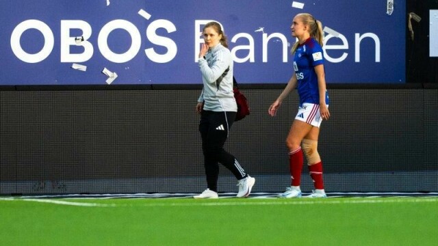 Vålerengas Iselin Sandnes Olsen går av banen med skade under fotballkampen i Toppserien mellom Vålerenga og Rosenborg.