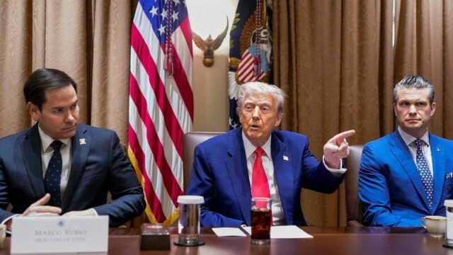 New York Times har fått tilgang på et utkast til en presidentordre der det framgår at Trump-administrasjonen planlegger store endringer i amerikansk UD. Her er Trump sammen med USAs utenriksminister Marco Rubio (t.h.) og forsvarsminister Pete Hegseth (t.v.).
