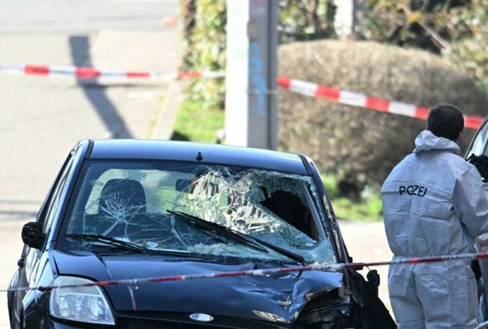 En bil granskes av krimteknikere etter angrepet i Mannheim mandag.