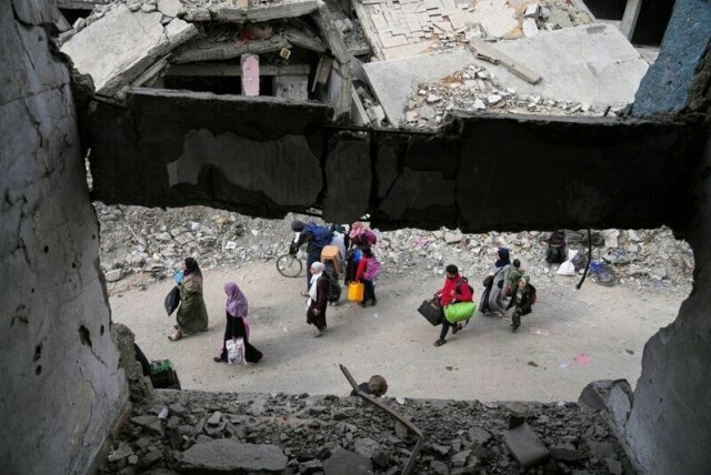 Fordrevne palestinere på flukt i Gaza by etter en evakueringsordre fra Israel fredag.