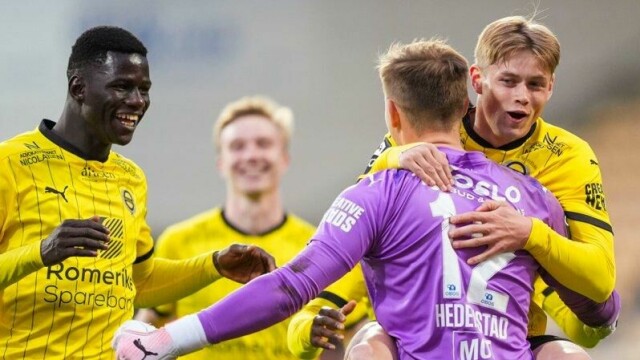 Mads Hedenstad gratuleres av lagkameratene etter å ha avgjort straffesparkkonkurransen mot Fredrikstad i Lillestrøms favør.