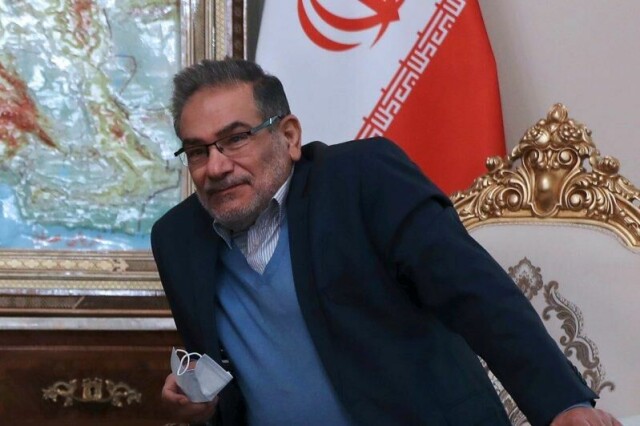 Ali Shamkhani sier Iran er villig til å gi fra seg alt høyanriket uran i en ny atomavtale, dersom USA opphever alle sanksjonene mot landet. Arkivfoto: Vahid Salemi / AP / NTB