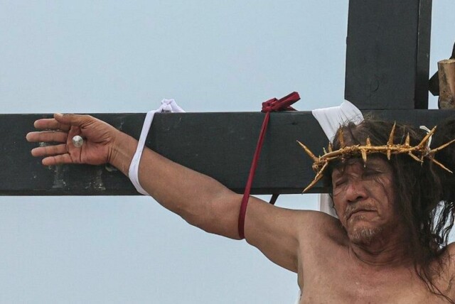 Ruben Enaje har latt seg korsfeste 36 år på rad. Nå er han ferdig i rollen som Jesus. Bildet er tatt i fjor, av hans 35. korsfestelse.