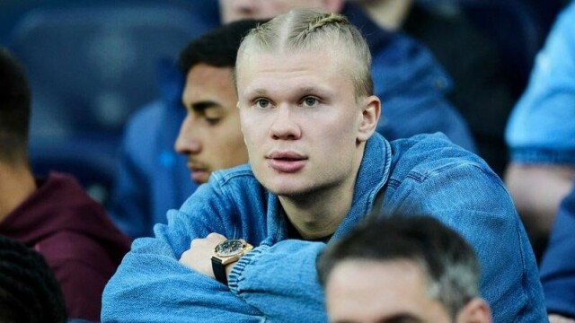 Erling Braut Haaland trener med resten av Manchester City-laget.