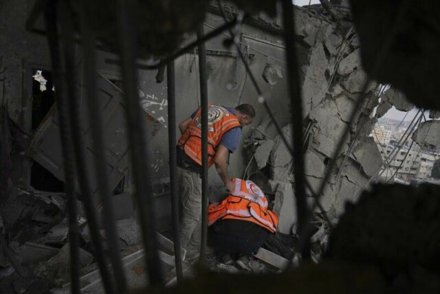 Palestinske hjelpearbeidere undersøker ruinene etter et bombeangrep mot en boligblokk i Gaza by torsdag. I løpet av den siste uka har Frankrike hjulpet 115 personer ut fra det krigsherjede landet.