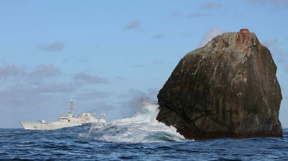 Ikke flere enn 20 personer har våget seg i land på Rockall. Til sammenligning har det vært 12 personer på Månen. Her passerer det irske marineskipet LE Roisin den 18 meter høye klippeøya. Foto: Irish Defence Forces.