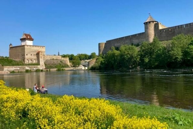 En fransk mann er pågrepet etter at han krysset Narva-reservoaret på padlebrett. På bildet ser vi fortene ved Narva i Estland til venstre og i Ivangorod i Russland til høyre, som ligger rett nord for reservoaret.