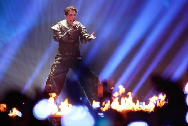 Pyro og fullt øs: Kyle Alessandro rapporteres å ha imponert under generalprøvene mandag. Her fremfører han «Lighter» på generalprøve nummer to mandag kveld – før tirsdagens semifinale venter.