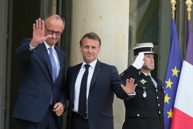Tysklands statsminister Friedrich Merz (t.v.) ble ønsket velkommen til Elysee-palasset av Frankrikes president Emmanuel Macron.