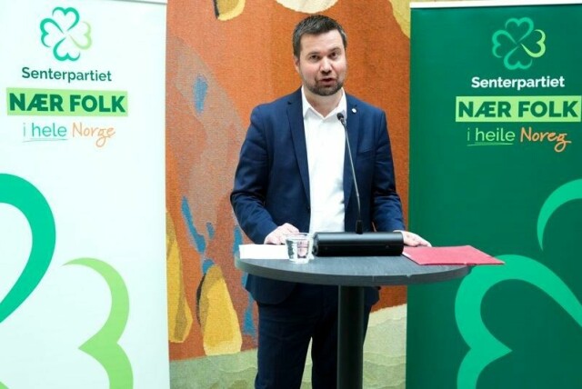 Forhandlingsleder Geir Pollestad presenterer Senterpartiets prioriteringsliste i forhandlingene om revidert nasjonalbudsjett. Partiet vil flytte på 6,6 milliarder kroner.