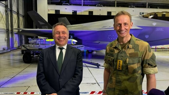 Forsvarsminister Tore O. Sandvik og forsvarssjef Eirik Kristoffersen besøkte Ørland flystasjon mandag for å markerte at alle de 52 F-35 kampflyene har blitt levert.