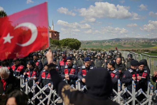 Tyrkisk opprørspoliti blokkerte veien for Imamoglus støttespillere da det foregikk en høring av den avsatte ordføreren i fengselet vest for Istanbul 11. april.