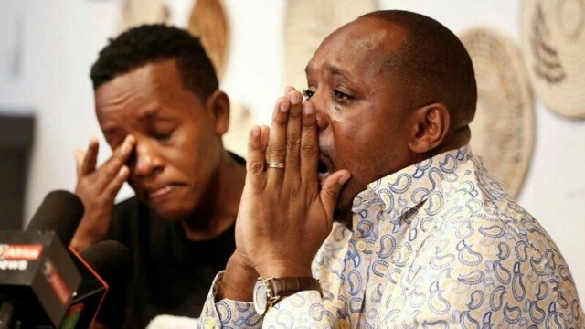 Ugandiske Agather Atuhaire og kenyanske Boniface Mwangi sto mandag fram på en pressekonferanse i Nairobi. Begge var begge synlig berørt da de mandag fortalte om sine opplevelser med politiet i nabolandet Tanzania.