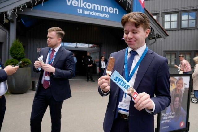 Sebastian Næss Heggelund (FpU) med Sylvis is før Partileder Sylvi Listhaug holder leders tale under FrPs landsmøte på Gardermoen fredag. Foto: Heiko Junge / NTB