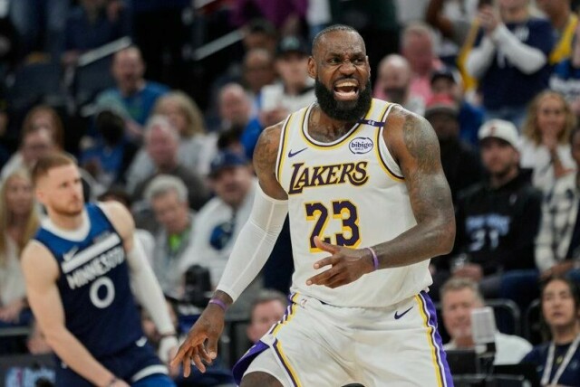 LeBron James' kan ryke ut av NBA-sluttspillet i neste kamp.