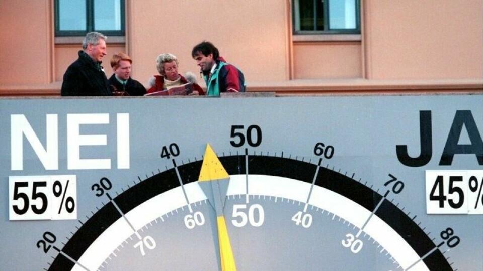 Valgbarometeret som var satt opp på Youngstorget i 1994. 4 dager før valgdagen bikket den over til Nei-siden. Valgbarometeret som var satt opp på Youngstorget i 1994. 4 dager før valgdagen bikket den over til Nei-siden. Foto: Berit Roald / NTB