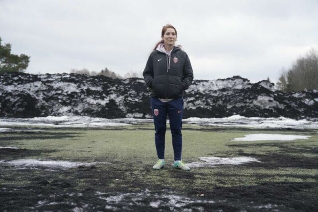 Fotballpresident Lise Klaveness venter fortsatt på regjeringens handlingsplan for å få kontroll på gummigranulat-krisen.