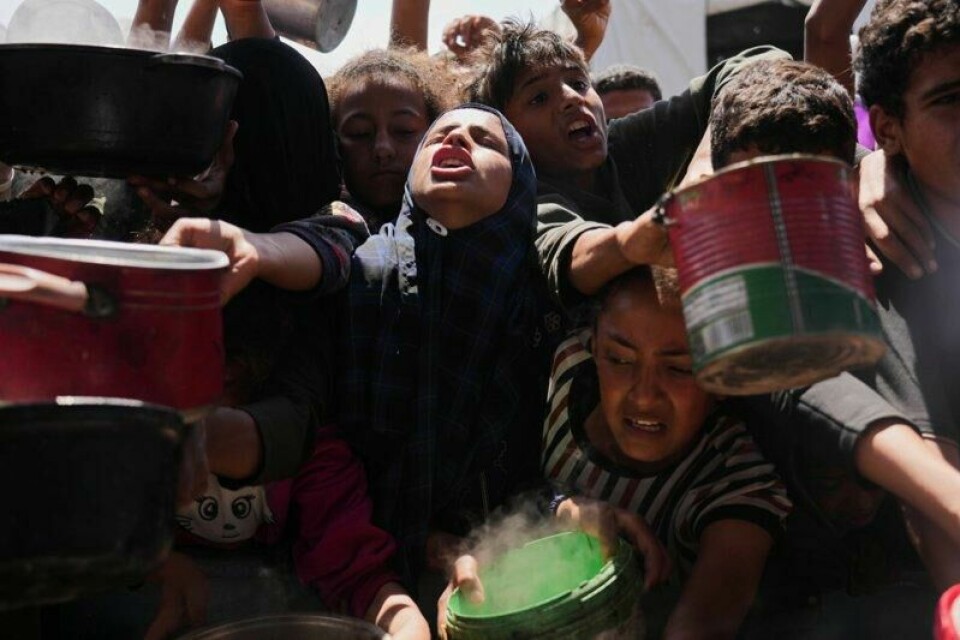 Palestinere kjemper for å hente mat i Khan Younis på Gazastripen mandag. Palestinere kjemper for å hente mat i Khan Younis på Gazastripen mandag. Foto: Abdel Kareem Hana / AP / NTB