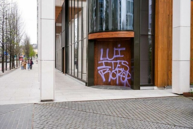 Restauranten Maaemo, som ligger i Bjørvika i Oslo, har blitt utsatt for hærverk og er tagget ned med graffiti.