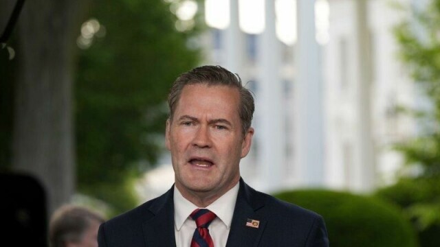 En medvirkende årsak til at Donald Trump sparket Mike Waltz fra posten som nasjonal sikkerhetsrådgiver var at Waltz bak Trumps rygg diskuterte behovet for et angrep mot Iran med Israels statsminister Benjamin Netanyahu, forteller kilder i Det hvite hus til Washington Post.