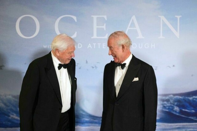 David Attenborough (t.v.) i samtale med Storbritannias kong Charles under tirsdagens premiere på hans nye film «Ocean) Torsdag fyller han 99 år.