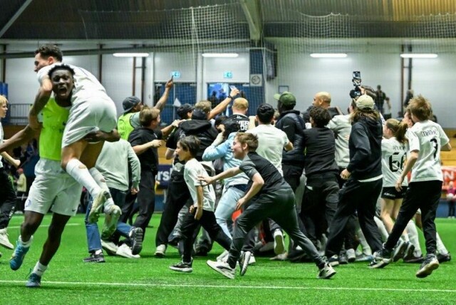 Gamle Oslos spillere og supportere stormer banen etter straffesparkkonkurranse i NM-kampen i fotball mellom Gamle Oslo og Vålerenga på Valhall arena.