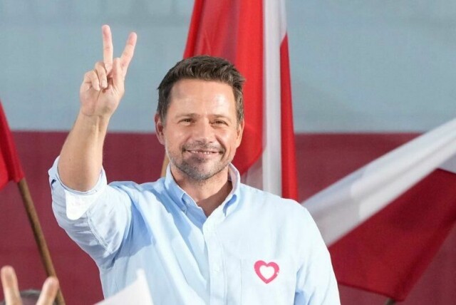 Warszawas ordfører Rafal Trzaskowski fra den liberalkonservative Borgerplattformen leder på meningsmålingene foran søndagens presidentvalg i Polen, men utfordres av to kandidater på høyresiden.