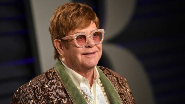 Elton John går hardt ut mot den britiske regjeringen.