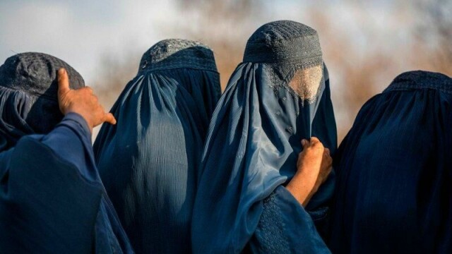 Afghanistan er satsingslandet i Norges arbeid for «kvinner, fred og sikkerhet» som har mottatt mest likestillingsbistand siden 2000. Bildet viser burkakledde afghanske kvinner i matkø utenfor Kabul i mars 2025.