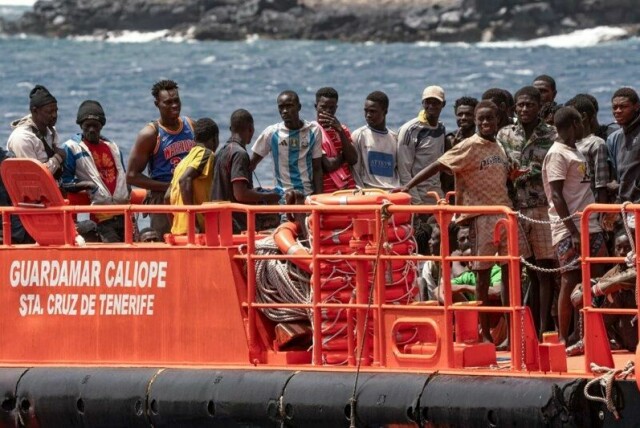 Senegalesere er en av de tre største nasjonalitetene som tar seg over havet til de spanske øyene. Her ankommer en gruppe, som reiste fra kysten av Senegal, til Kanariøyene i august 2024. Arkivfoto: Maria Ximena / AP / NTB.